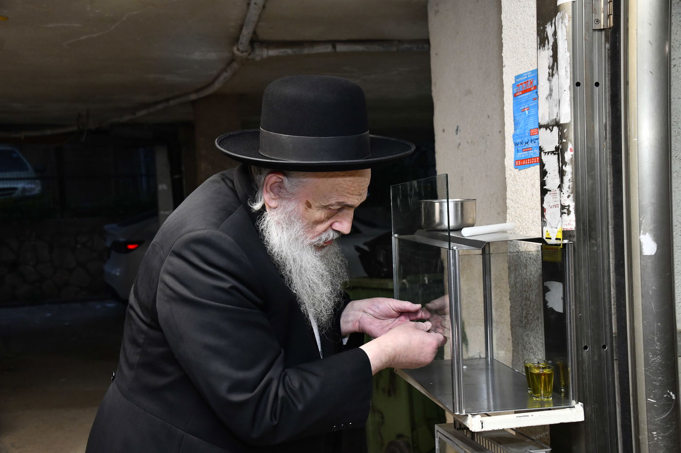 הגאון רבי חיים פיינשטיין בהדלקת נרות חנוכה