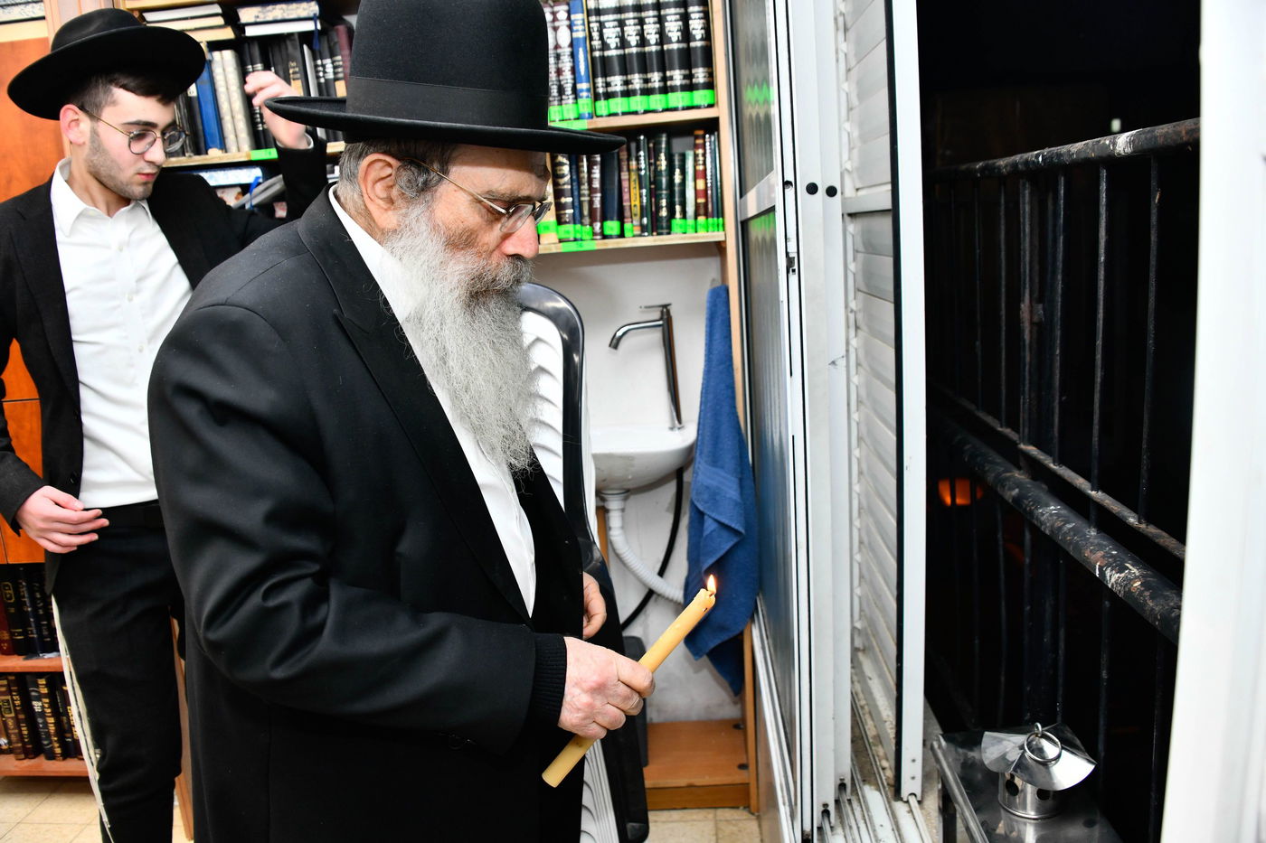 הגאון רבי שרגא שטיינמן בהדלקת נרות חנוכה 