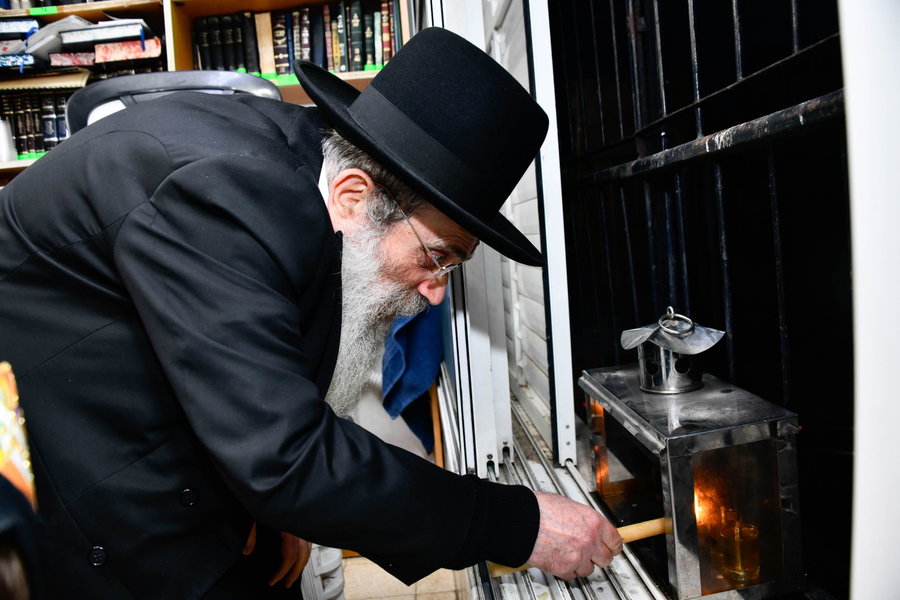 הגאון רבי שרגא שטיינמן בהדלקת נרות חנוכה