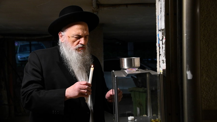 הגאון רבי חיים פיינשטיין בהדלקת נרות חנוכה