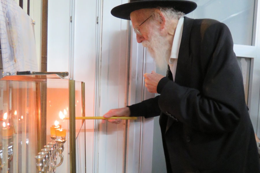 הגאון רבי שמעון גלאי בהדלקת נרות חנוכה