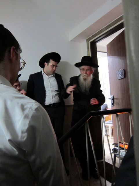 הגאון רבי אורי וייסבלום בהדלקת נרות חנוכה