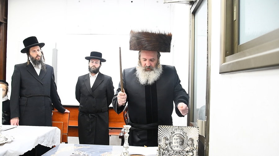 האדמו"ר מזוטשקא אמסנא בהדלקת נרות חנוכה 