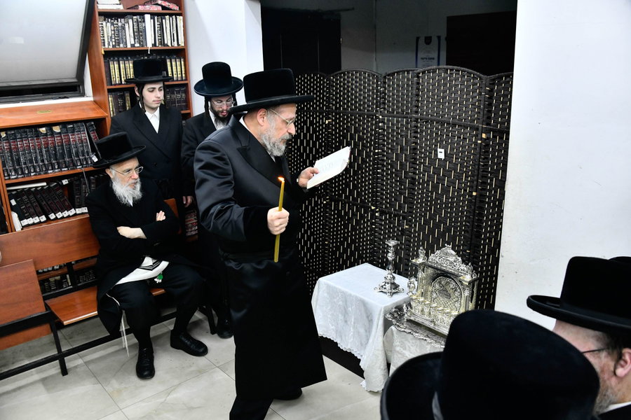 האדמו"ר מאנטניא בהדלקת נרות חנוכה