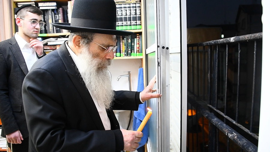 הגאון רבי שרגא שטיינמן בהדלקת נרות חנוכה 
