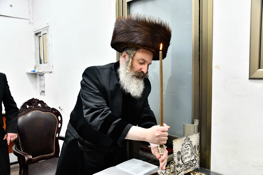 האדמו"ר מזוטשקא אמסנא בהדלקת נרות חנוכה
