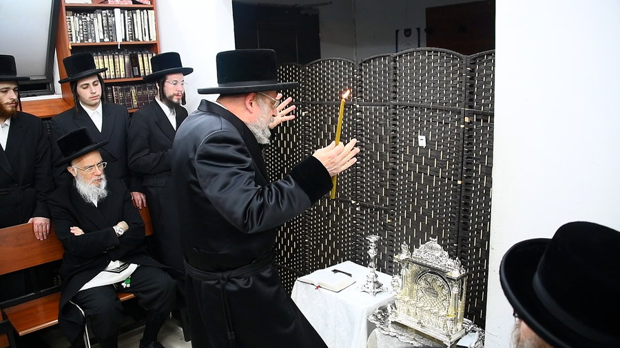 האדמו"ר מאנטניא בהדלקת נרות חנוכה