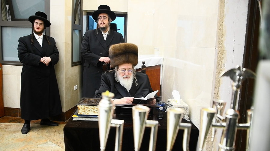 האדמו"ר מספינקא בהדלקת נרות חנוכה