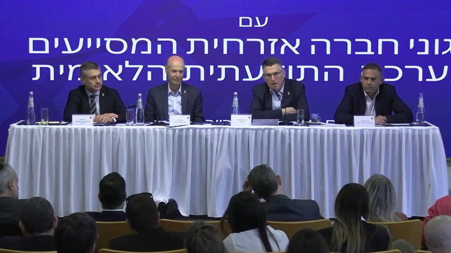 גדעון סער בישיבת עבודה עם בכירי משרדו