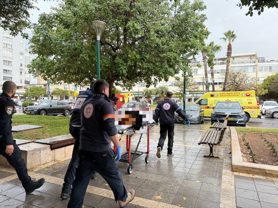 פינוי הפצועה מזירת הפיגוע
