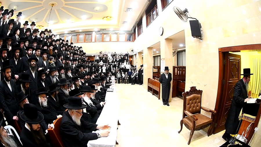 האדמו"ר משבט הלוי בהדלקת נרות חנוכה