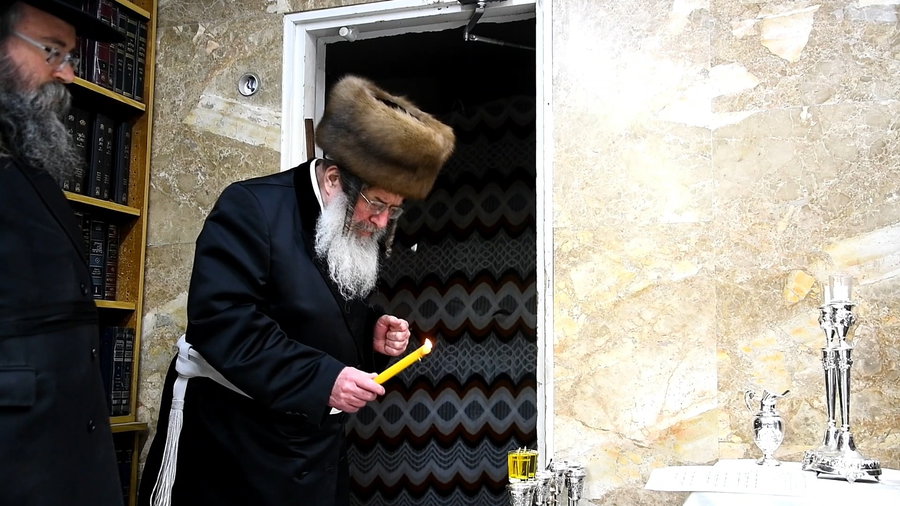 האדמו"ר מקומרנא בהדלקת נרות חנוכה