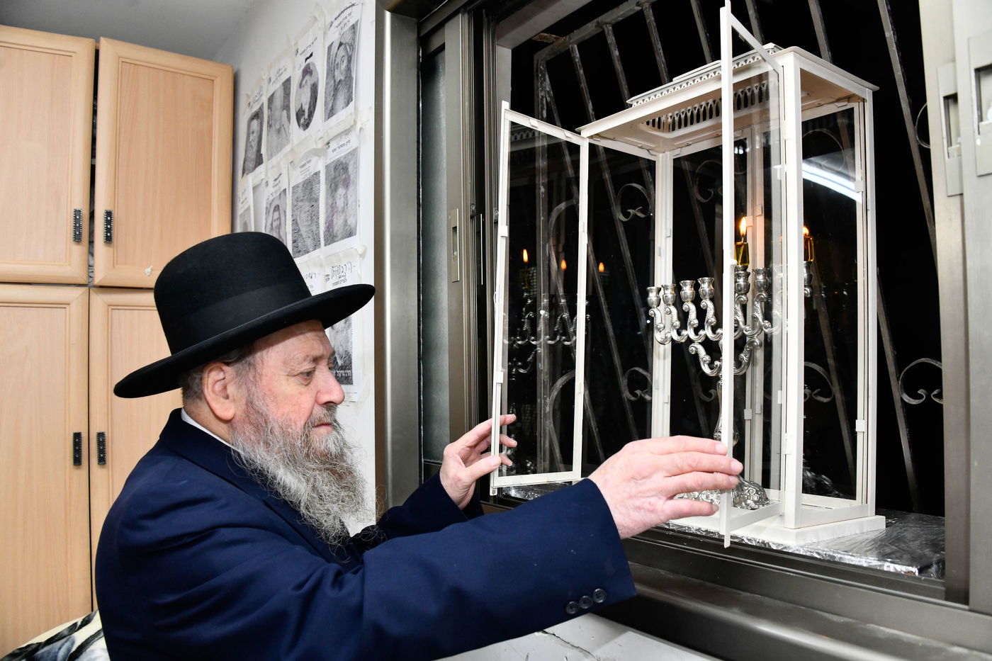 המקובל הגה"צ רבי דוד בצרי בהדלקת נרות חנוכה