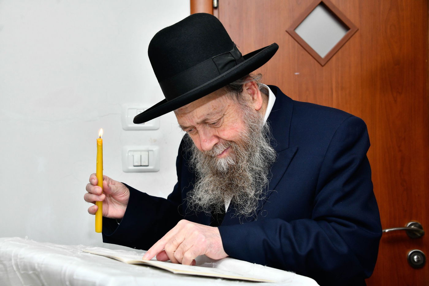 המקובל הגה"צ רבי דוד בצרי בהדלקת נרות חנוכה