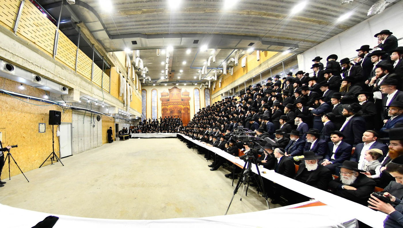 האדמו"ר ממודז'יץ בהדלקת נרות חנוכה