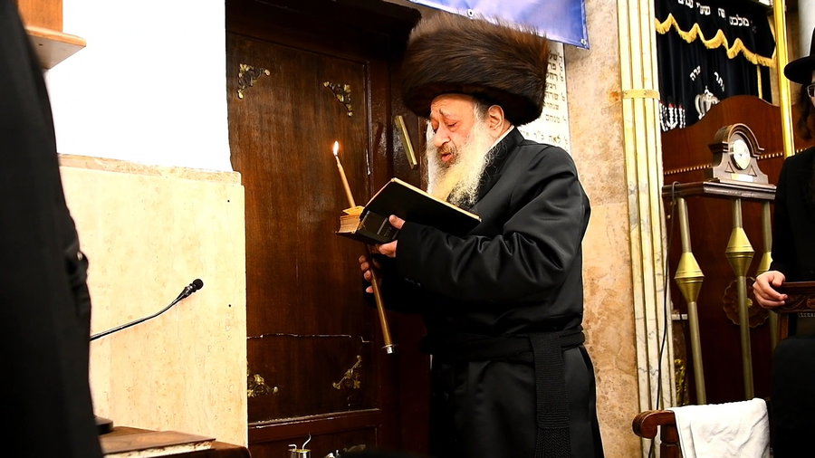 האדמו"ר מדעעש בהדלקת נרות חנוכה