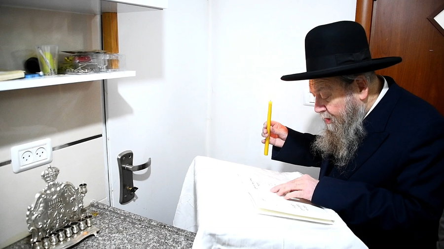 המקובל הגה"צ רבי דוד בצרי בהדלקת נרות חנוכה