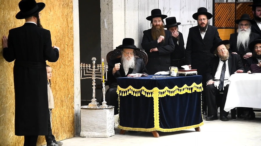 האדמו"ר ממודז'יץ בהדלקת נרות חנוכה