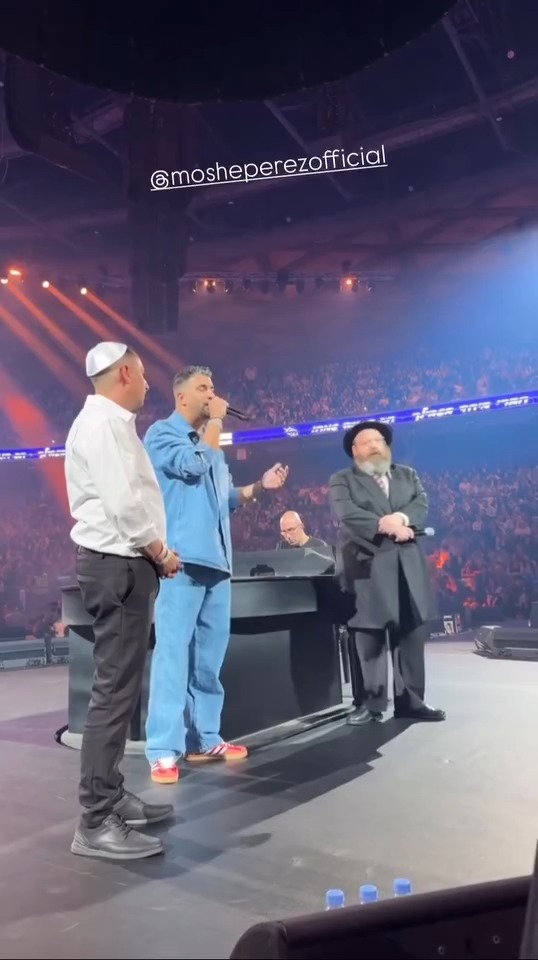 הזמר משה פרץ בהדלקת נרות חנוכה