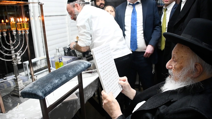 הגאון רבי ברוך דב פוברסקי בהדלקת נרות חנוכה