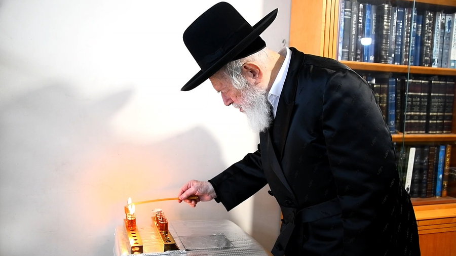 הגאון רבי יצחק זילברשטיין בהדלקת נרות חנוכה 