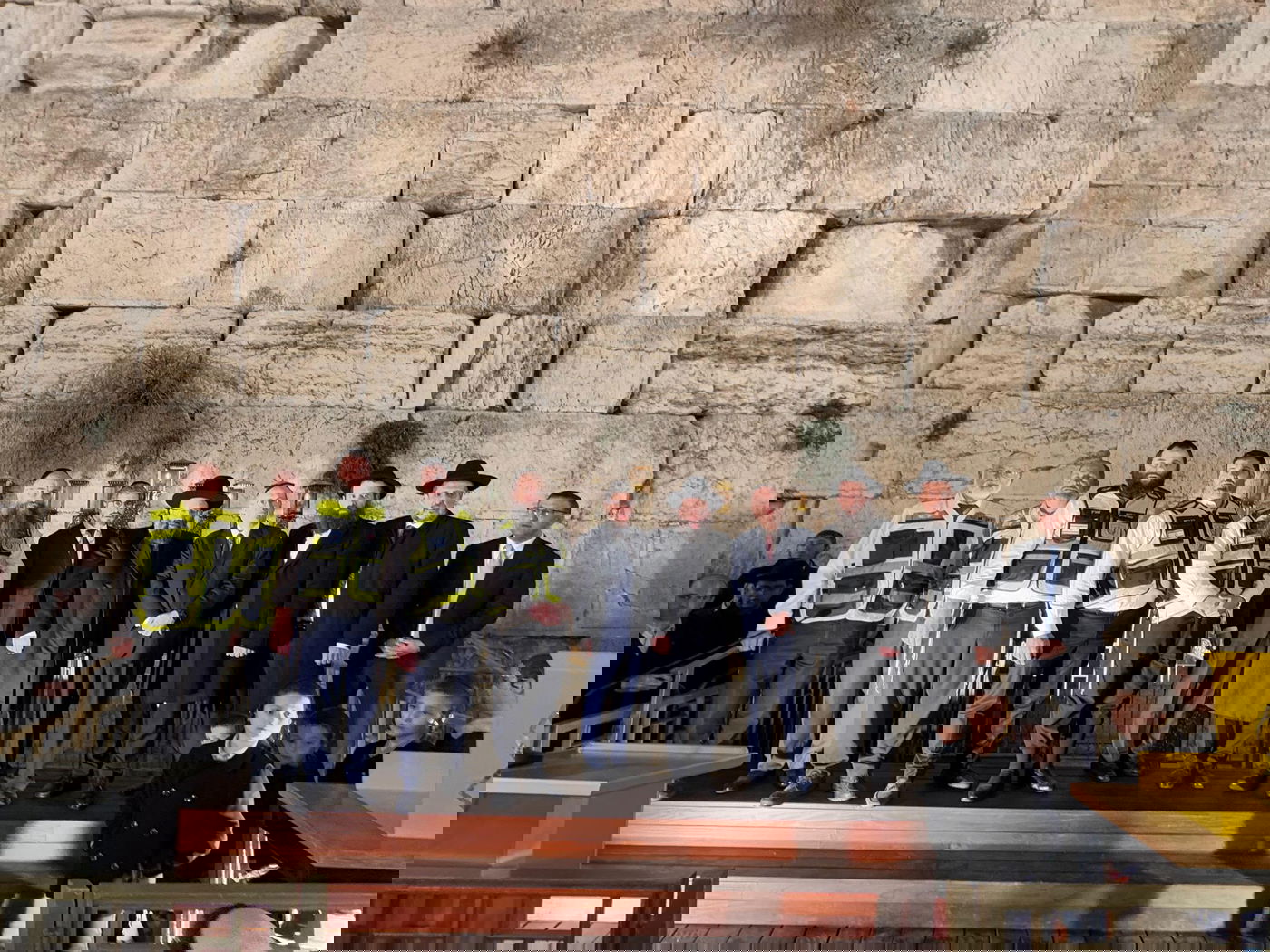 מתנדבי זק"א ת"א בהדלקת נרות החנוכה בכותל המערבי