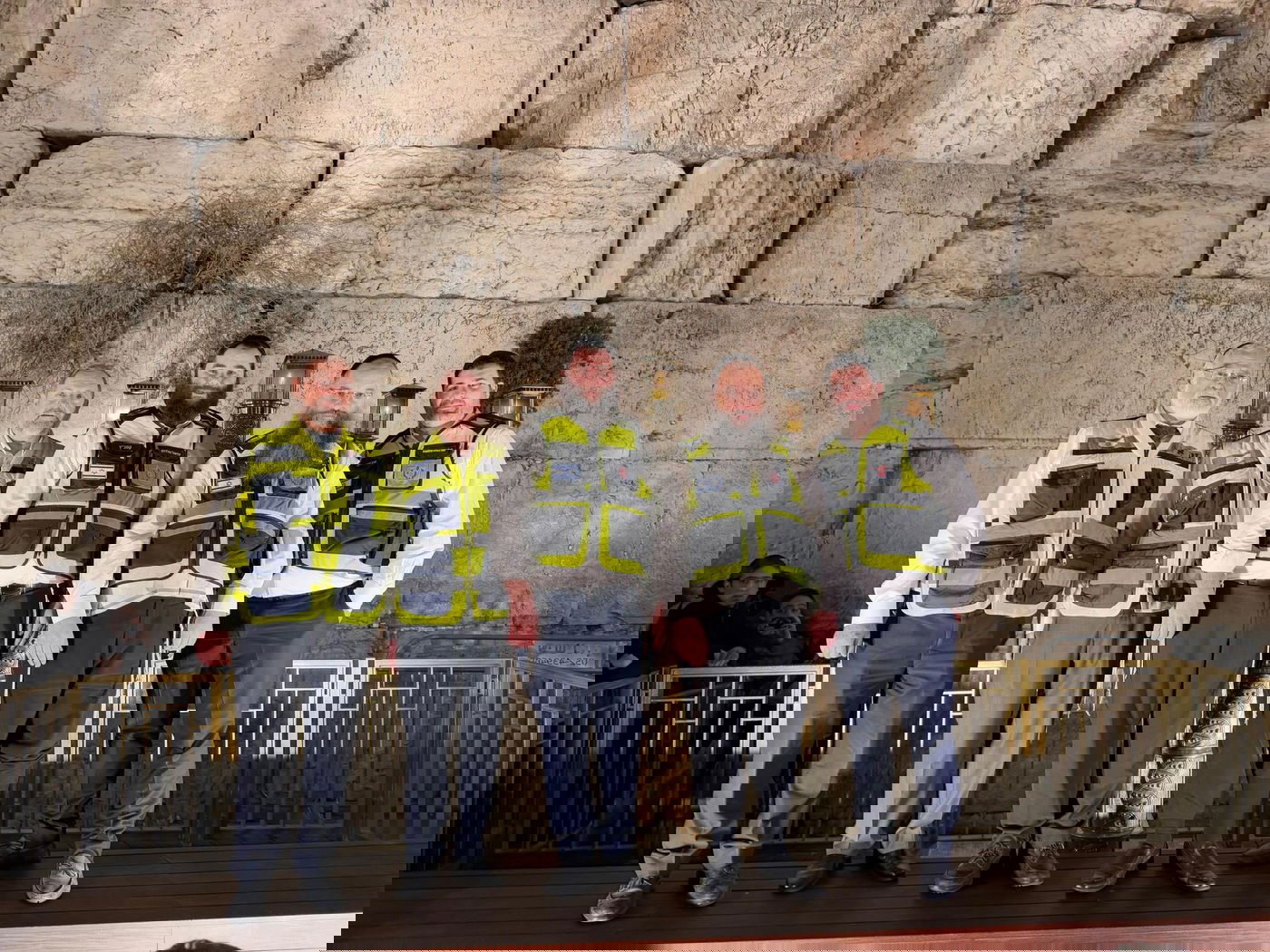 מתנדבי זק"א ת"א בהדלקת נרות החנוכה בכותל המערבי