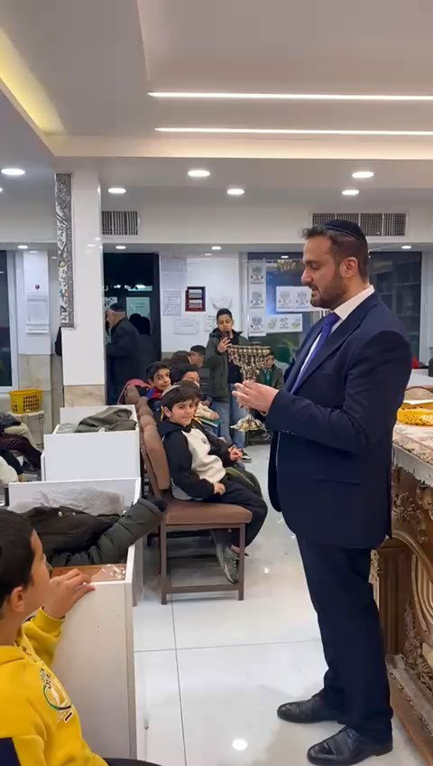 רבה של איראן מסביר לילדי הקהילה על חג החנוכה 