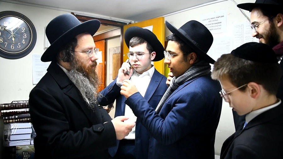 הפוסק הגאון רבי עמרם פריד בהדלקת נרות חנוכה