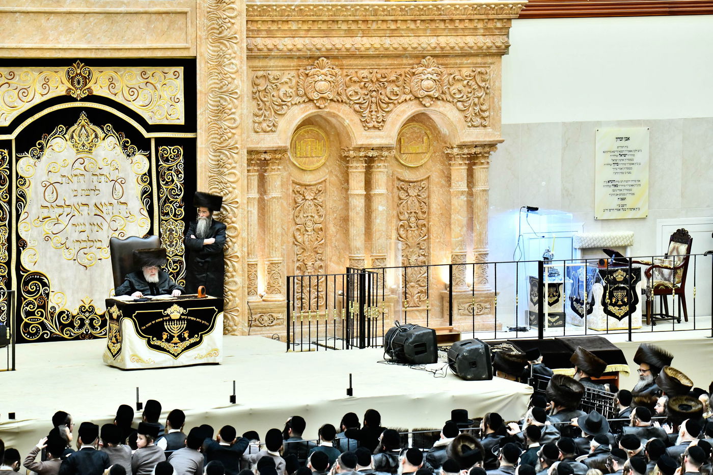 מוצאי שבת חנוכה בחצה"ק ויז'ניץ