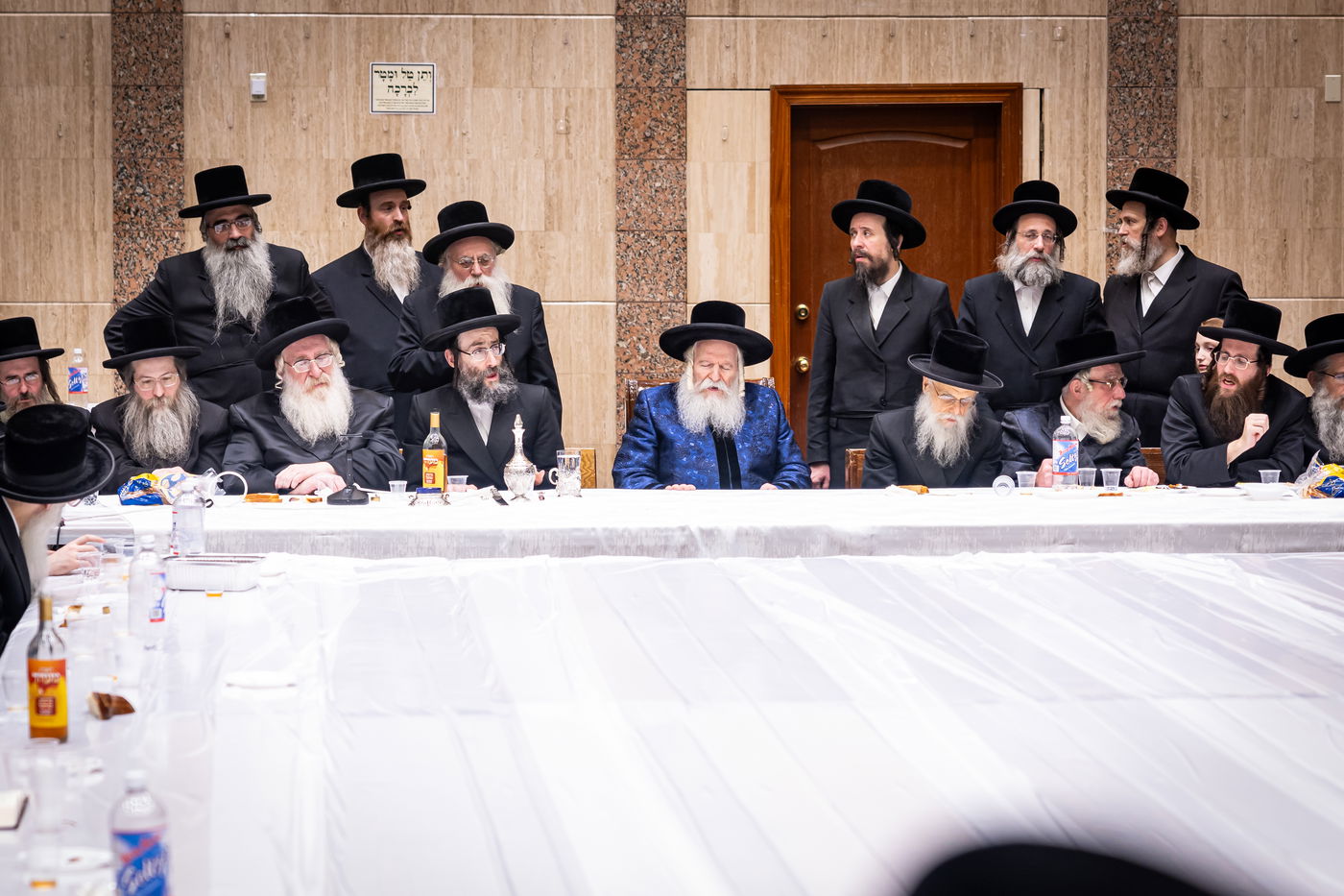 האדמו"ר מבאבוב בהדלקת נרות חנוכה