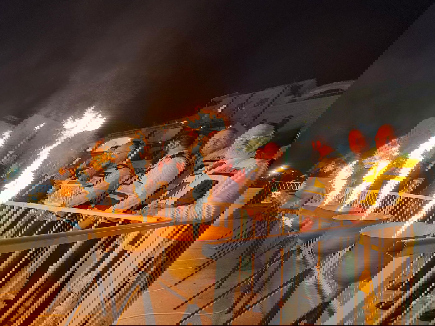 מתנדבי זק"א ת"א מתכבדים בהדלקת נרות החנוכה בכותל המערבי