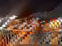 מתנדבי זק"א ת"א מתכבדים בהדלקת נרות החנוכה בכותל המערבי