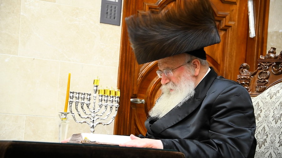 הגאון רבי שמואל אליעזר שטרן בהדלקת נרות חנוכה 