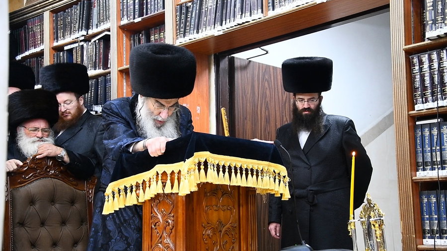 מוצאי שבת חנוכה אצל האדמו"ר מאלכסנדר