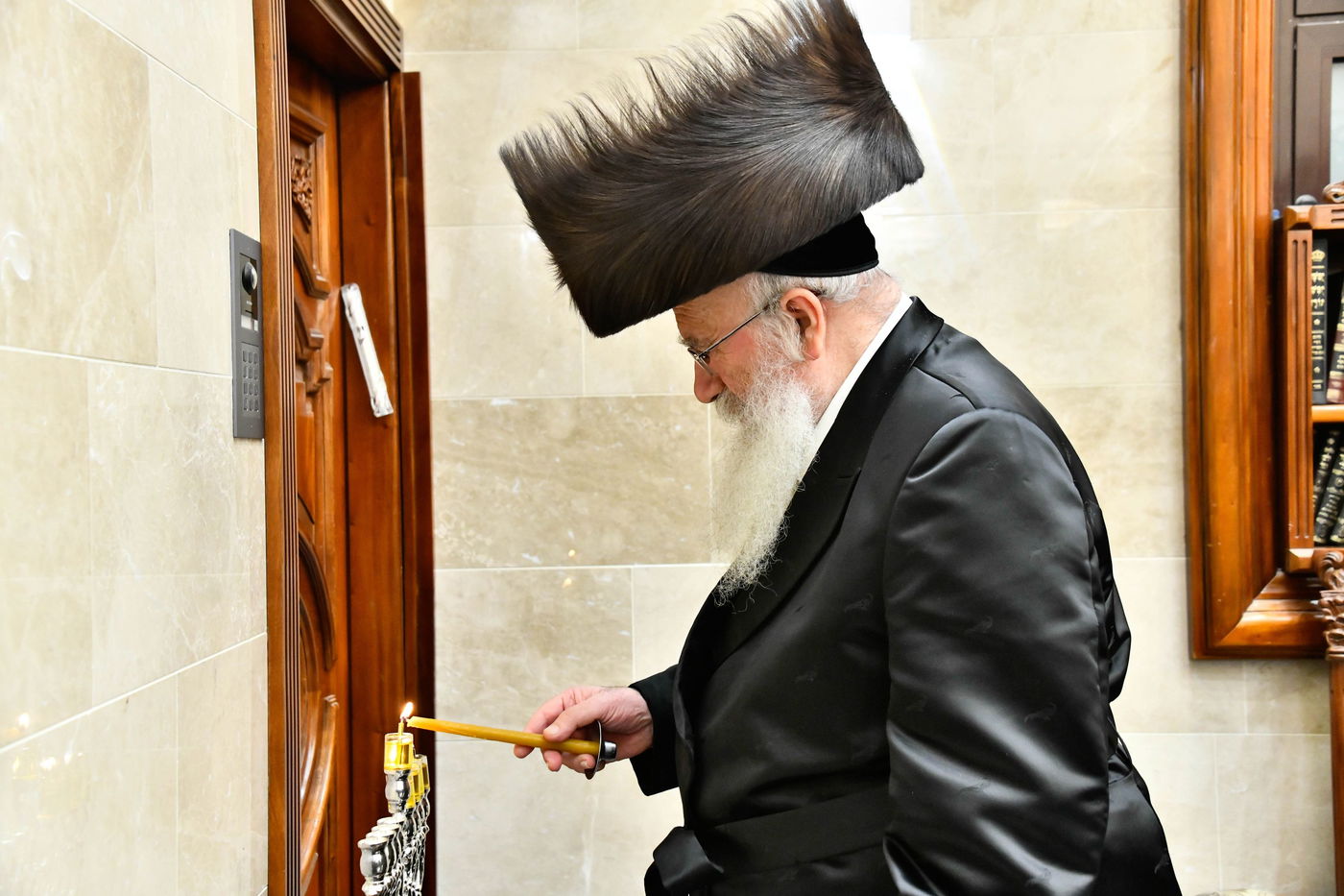 הגאון רבי שמואל אליעזר שטרן בהדלקת נרות חנוכה 