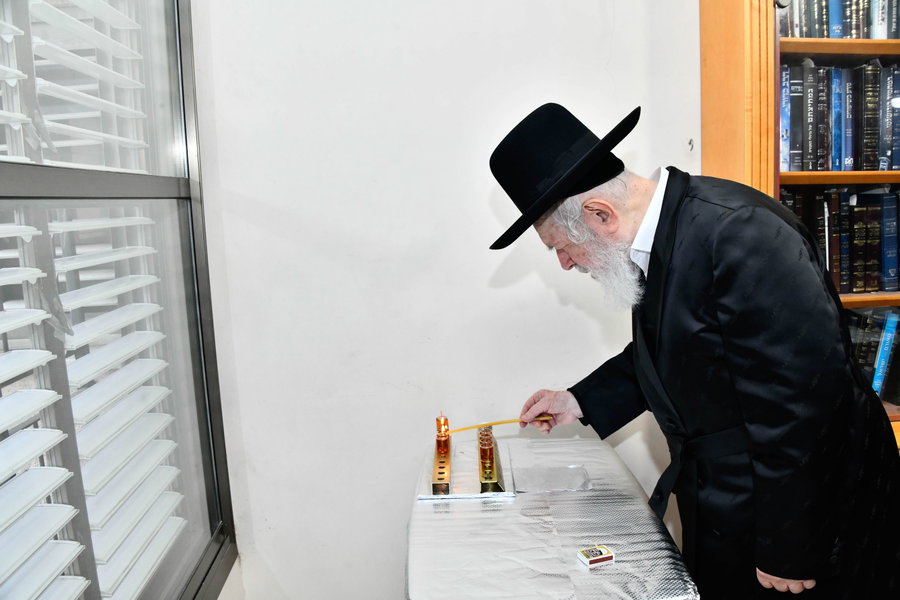 הגאון רבי יצחק זילברשטיין בהדלקת נרות חנוכה