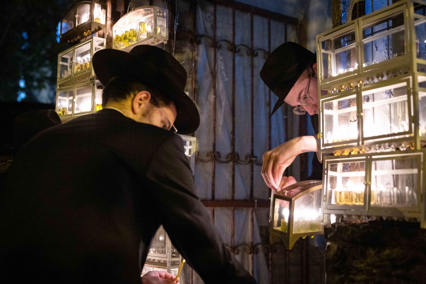 בחורי ישיבה בהדלקת נר חנוכה במאה שערים