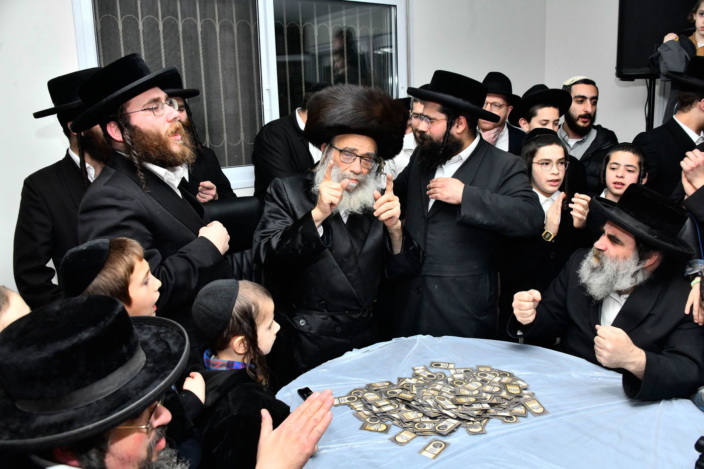 הגה"צ המקובל רבי גמליאל רבינוביץ בהדלקת נרות חנוכה