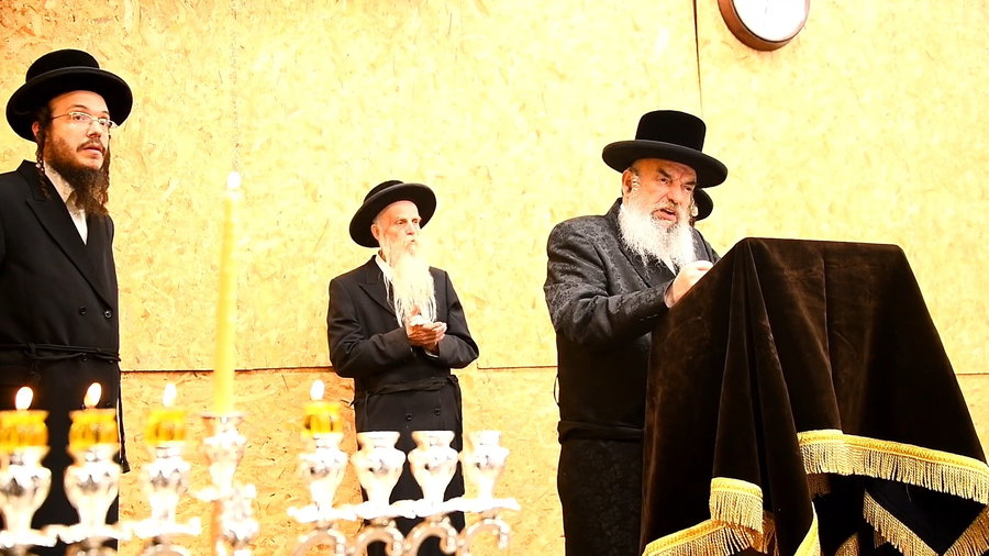 האדמו"ר מלעלוב בהדלקת נרות חנוכה