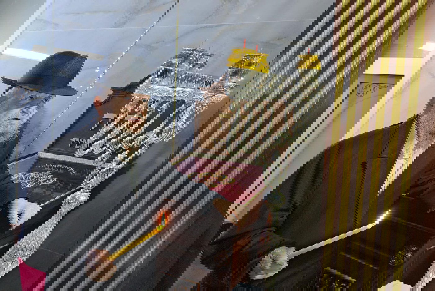 הגאון רבי מאיר מאזוז בהדלקת נרות חנוכה