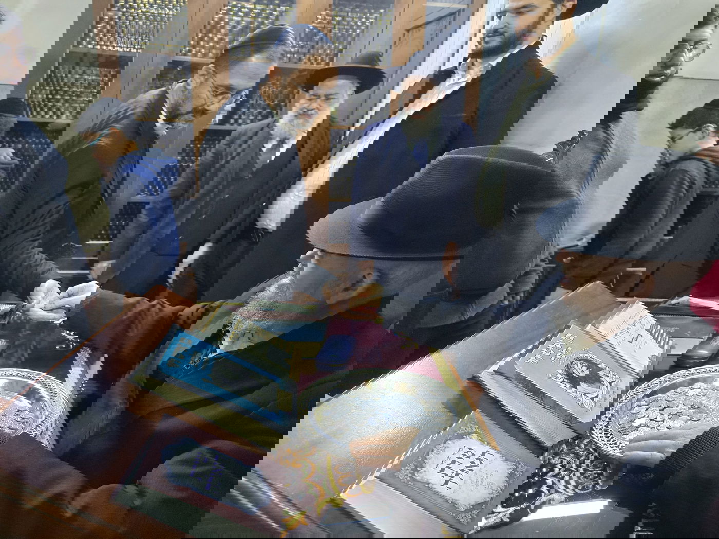 הגאון רבי מאיר מאזוז בחלוקת מעות חנוכה