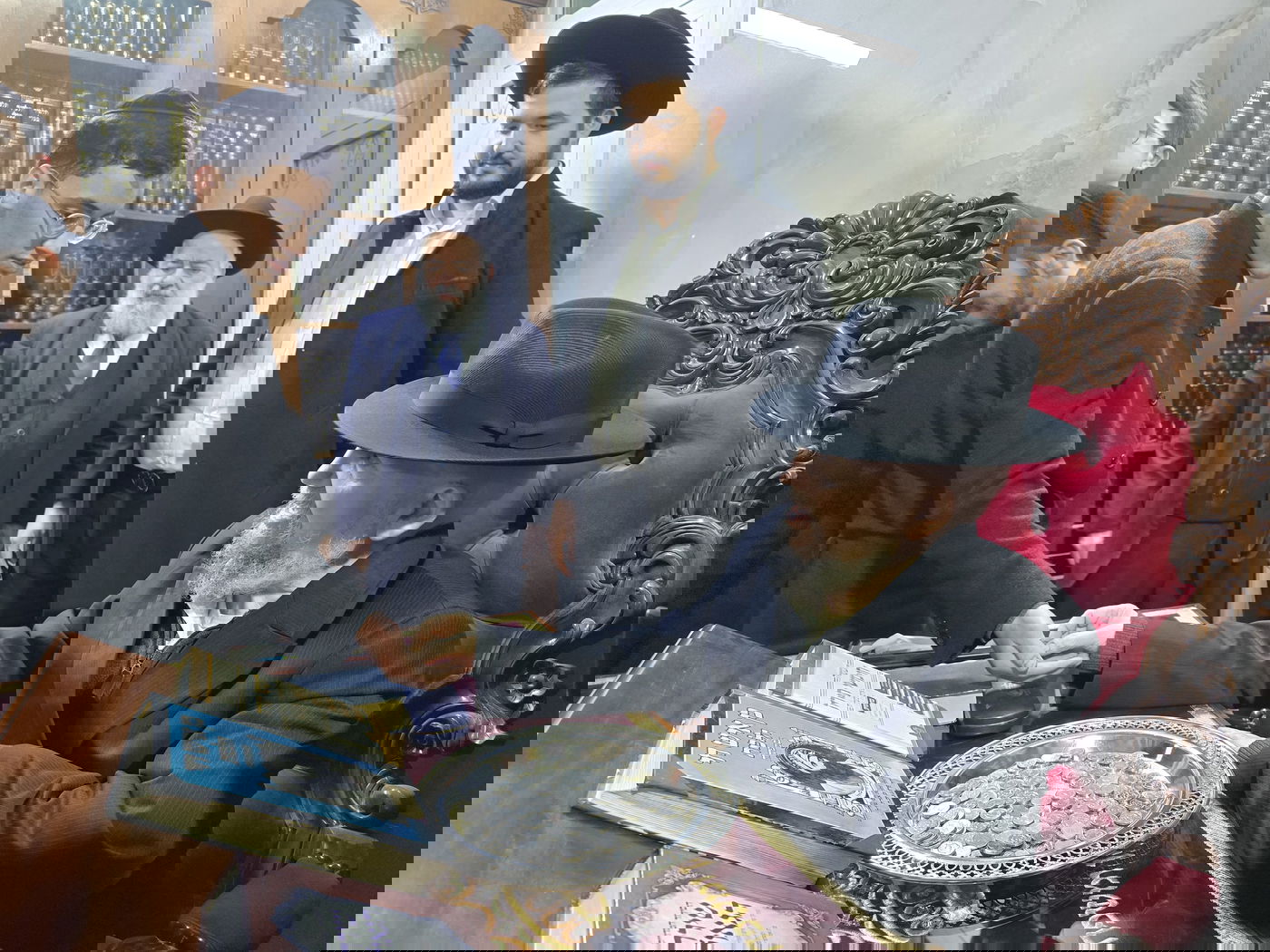 הגאון רבי מאיר מאזוז בחלוקת מעות חנוכה