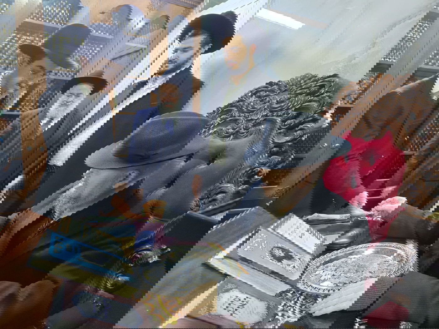 הגאון רבי מאיר מאזוז בחלוקת מעות חנוכה