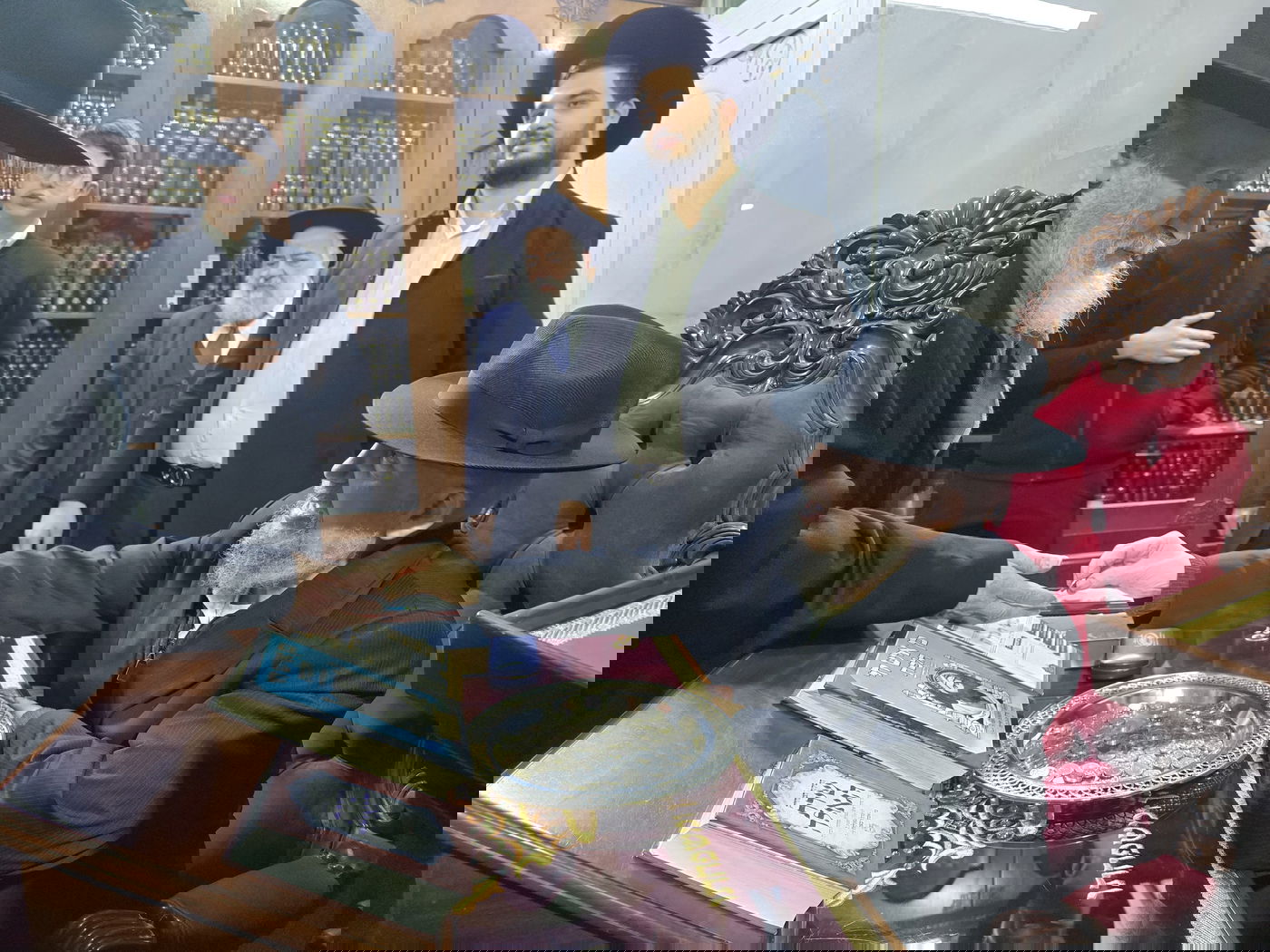 הגאון רבי מאיר מאזוז בחלוקת מעות חנוכה