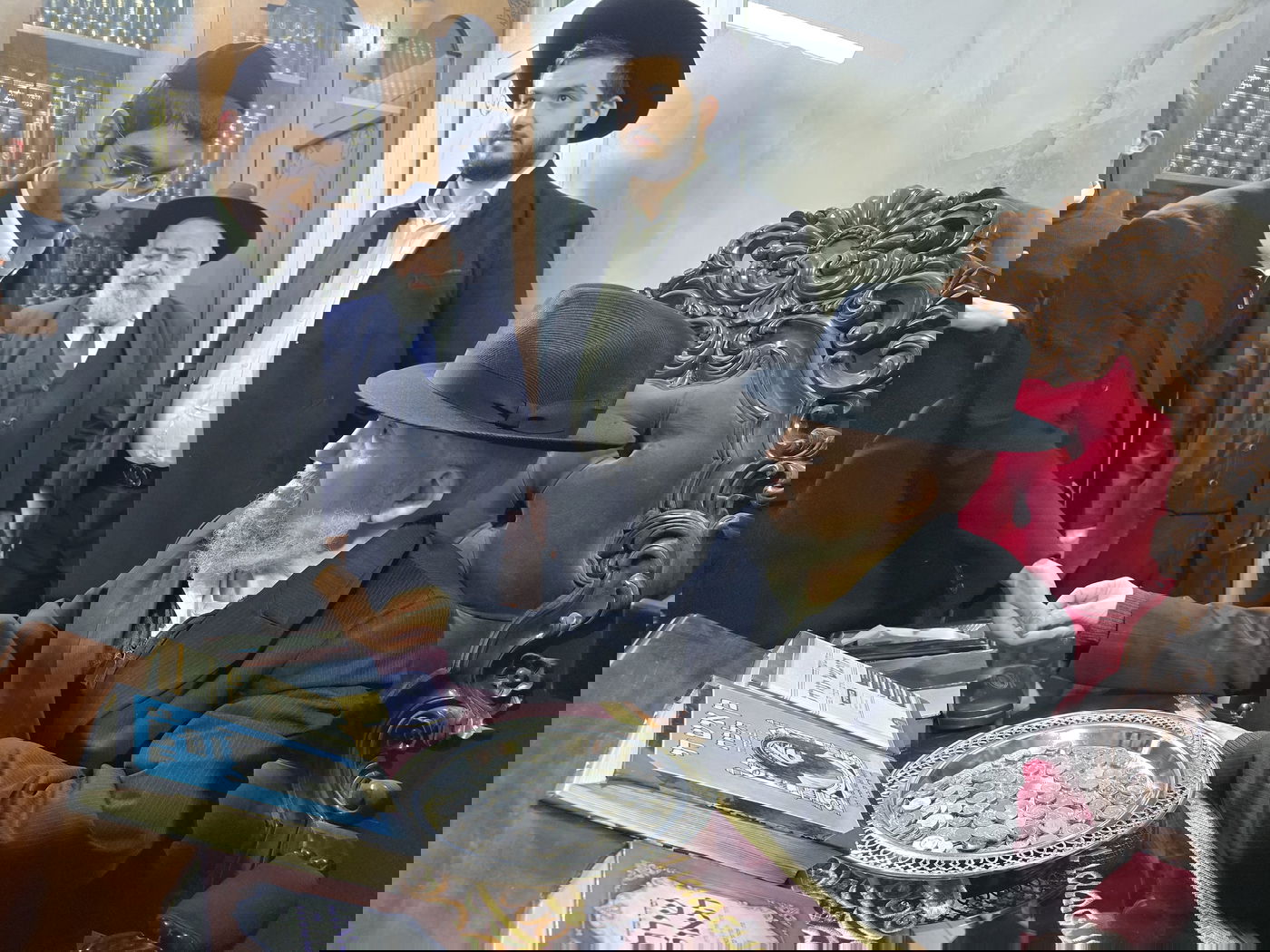 הגאון רבי מאיר מאזוז בחלוקת מעות חנוכה