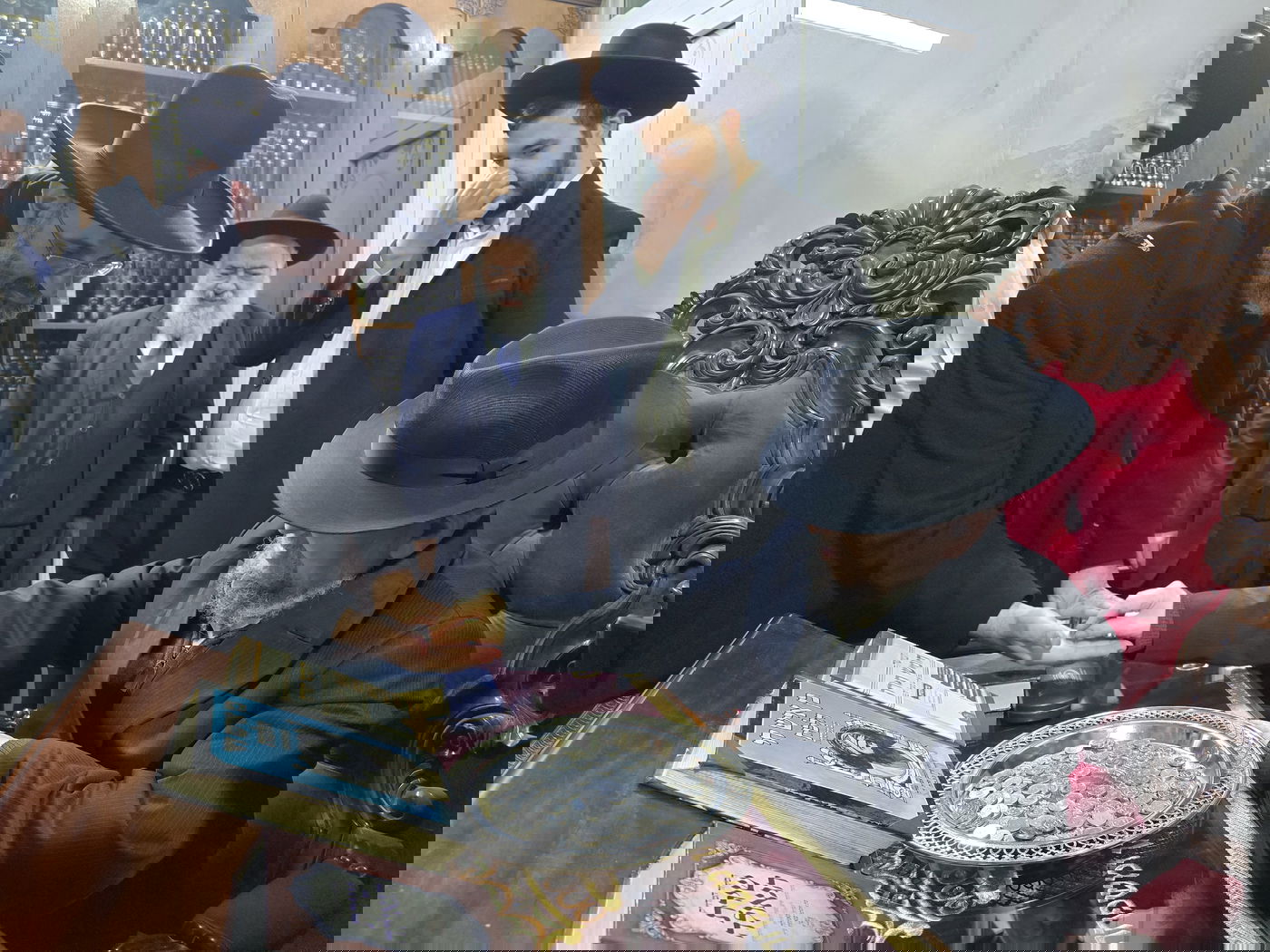 הגאון רבי מאיר מאזוז בחלוקת מעות חנוכה