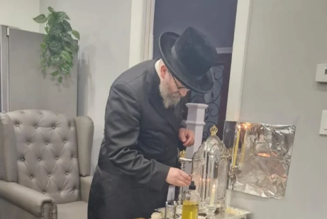 בחנוכיה מהודרת: תיעוד מהדלקת הנרות של הרה"צ מסקווירא