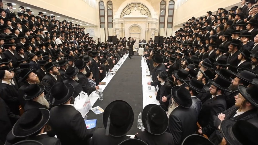 הגה"צ רבי אלימלך בידרמן בהדלקת נרות חנוכה בבית שמש
