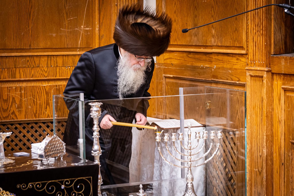 האדמו"ר מצאנז קלויזנבורג בהדלקת נרות חנוכה